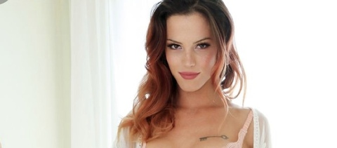 Carrie @carrieemberlyn cover picture